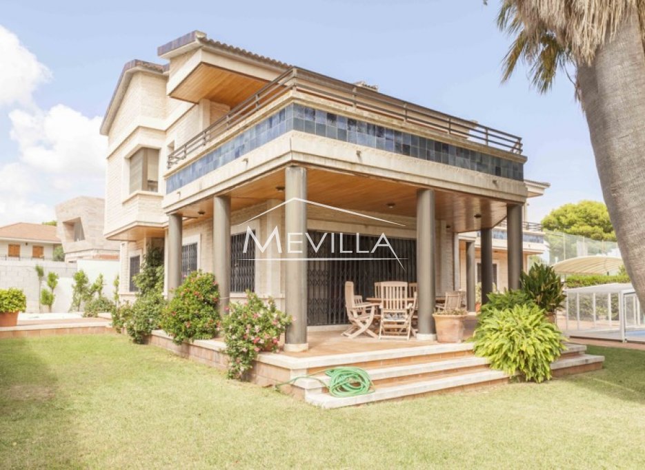 Exclusive villa with seven bedrooms in Dehesa de Campoamor on Costa Blanca south for sale