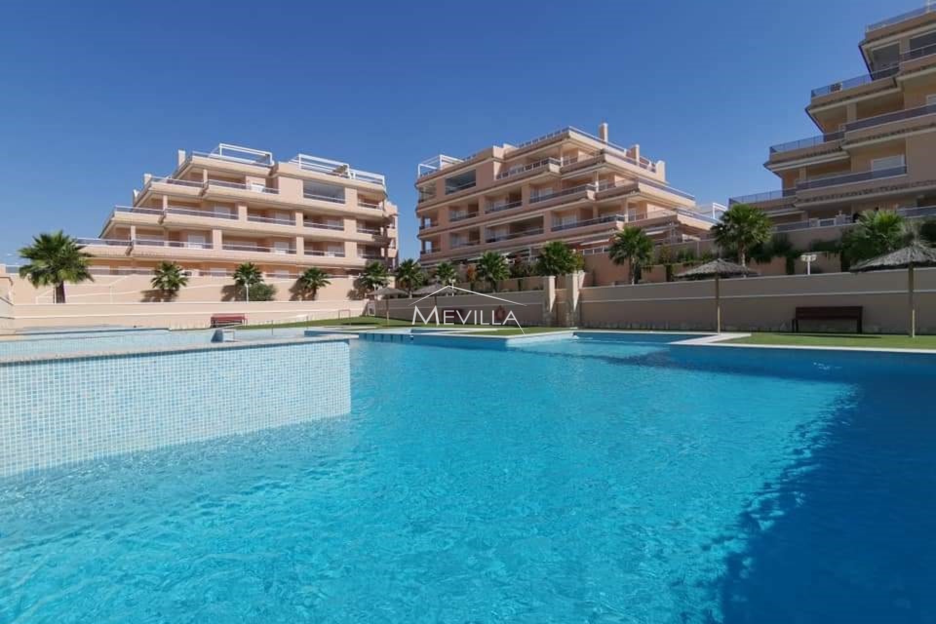 Ground floor apartment with large terrace space for sale in Villamartín.
