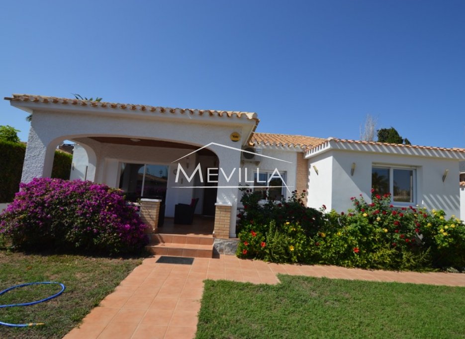 Independent villa in Campoamor, beachside N332 for sale