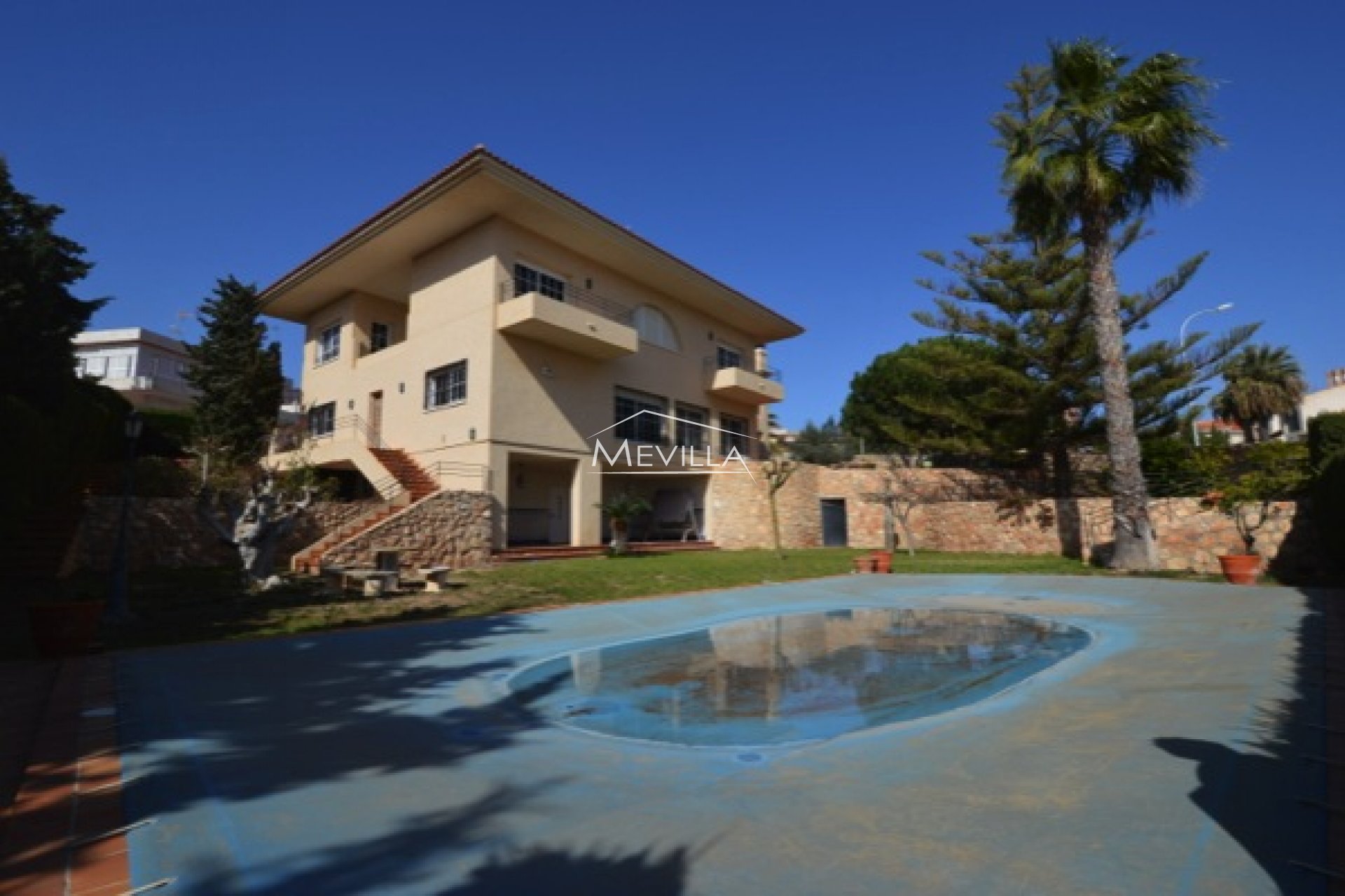 The villa with big swimming pool 