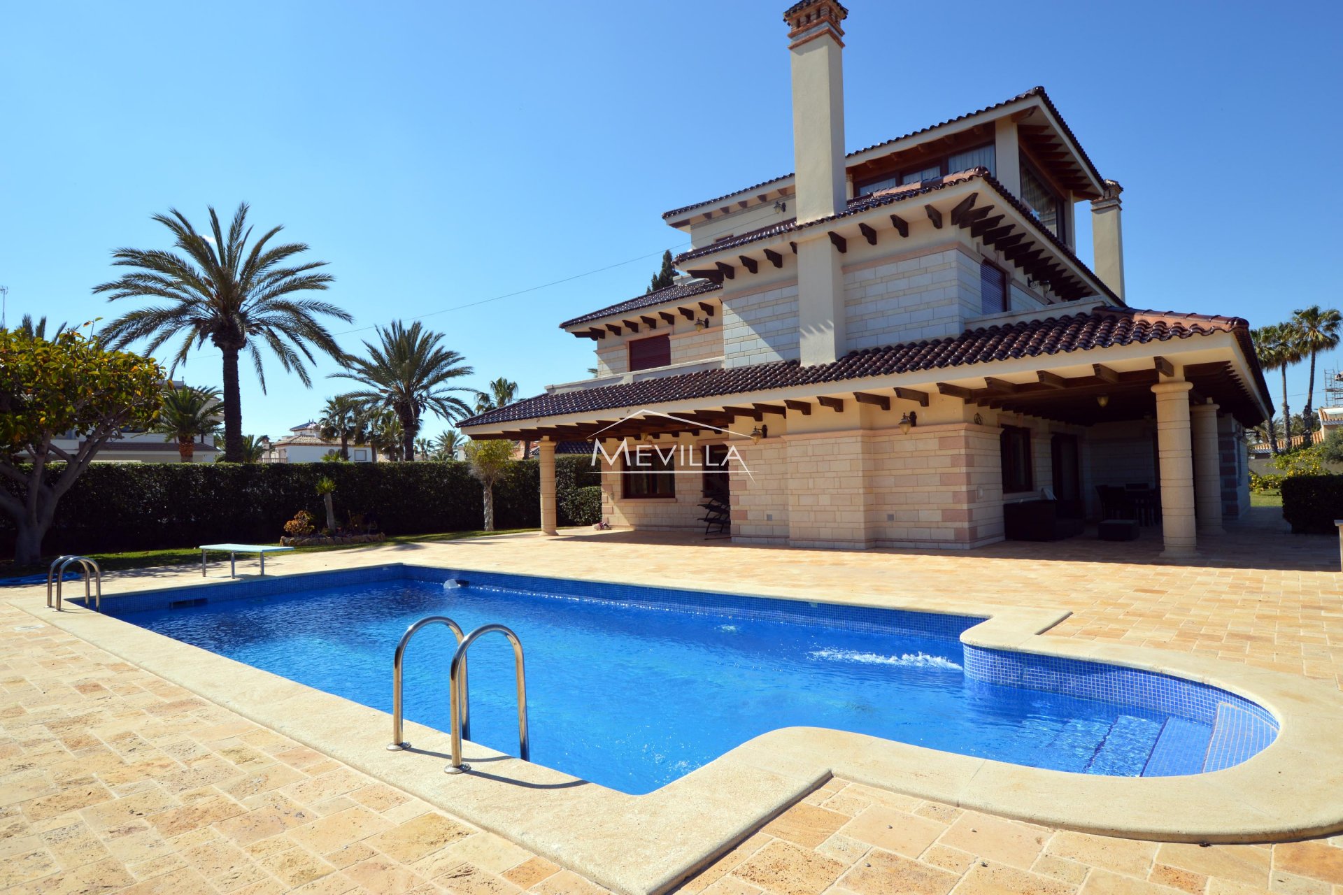 The villa with swimming pool 