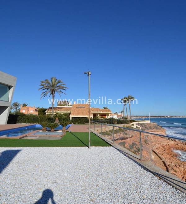 To enjoy the Costa Blanca, we have exclusive villas in Cabo Roig, Orihuela Costa 
