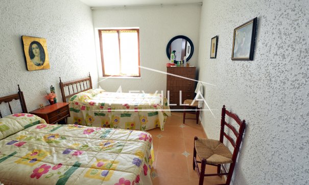Un dormitorio con 2 camas separadas.