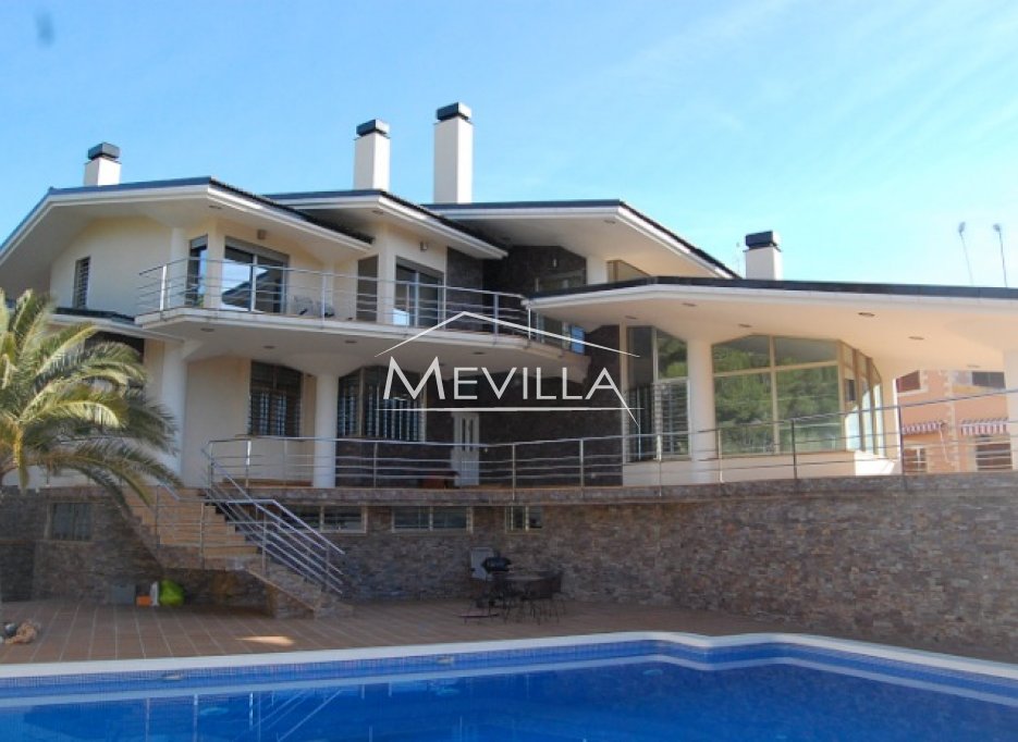 Beautiful, new built villa in Campoamor for sale.