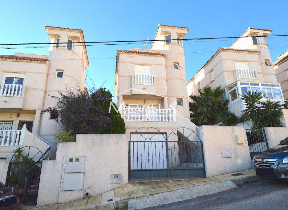 Detached villa in Villamartin by the golf courses for sale