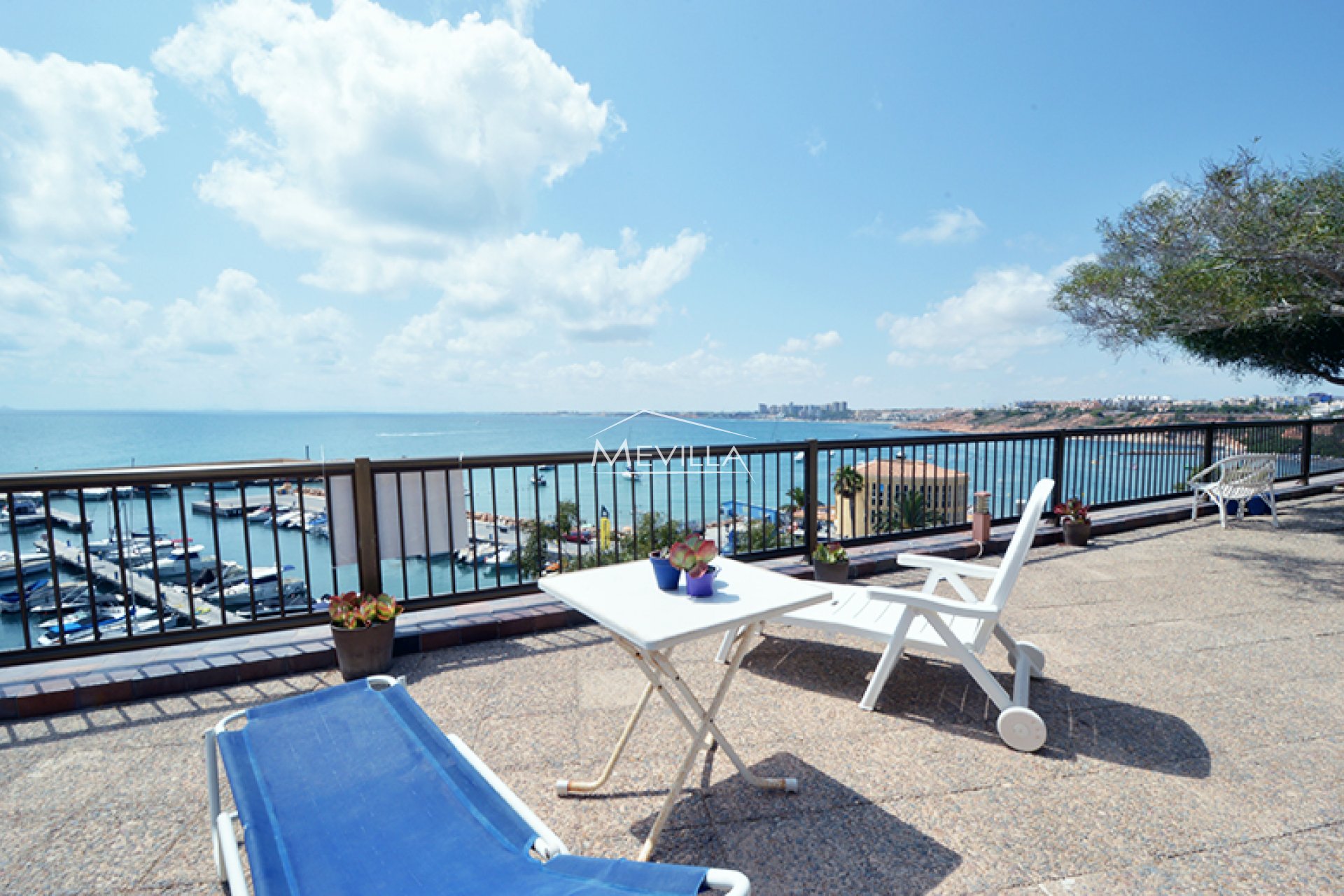 Die Terrasse mit Blick auf das Meer