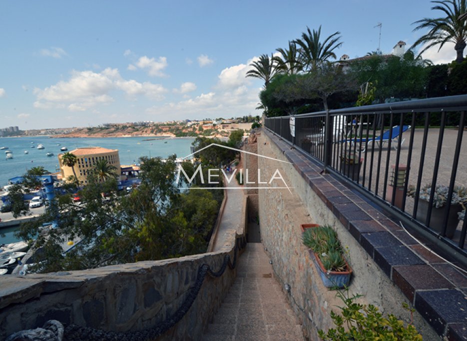 Die Terrasse mit Blick auf das Meer