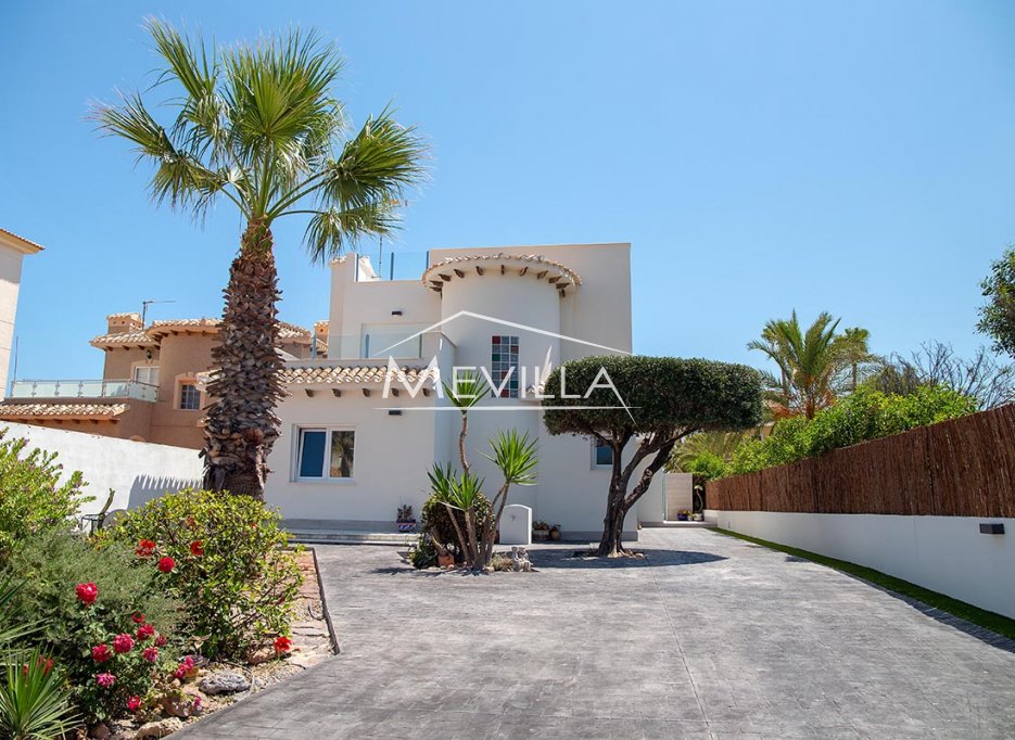 Die Villa in der zweiten Reihe des Strandes in Playa Flamenca.