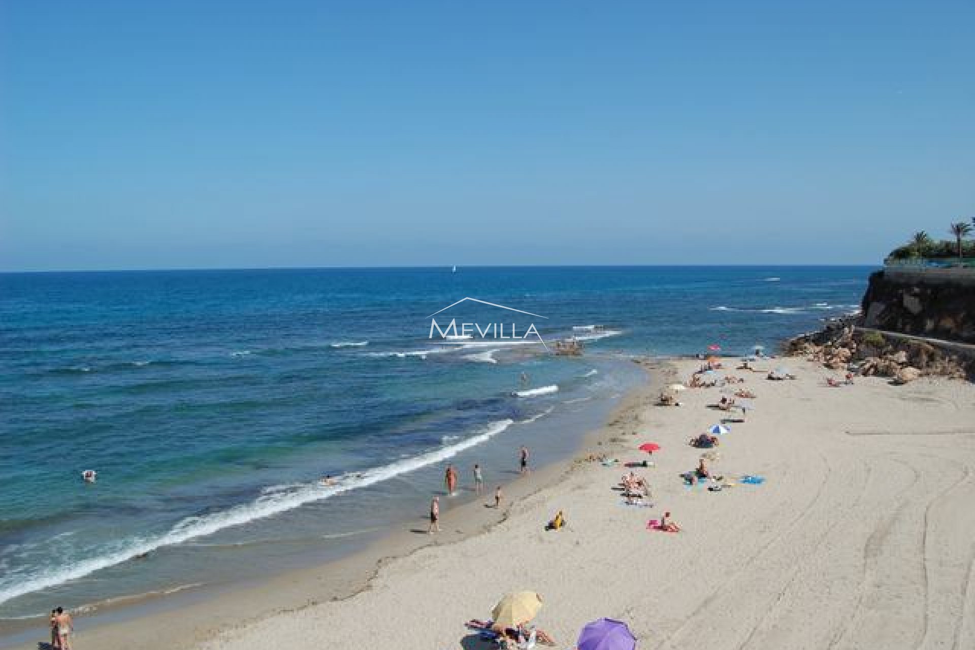 La playa más popular en Cabo Roig