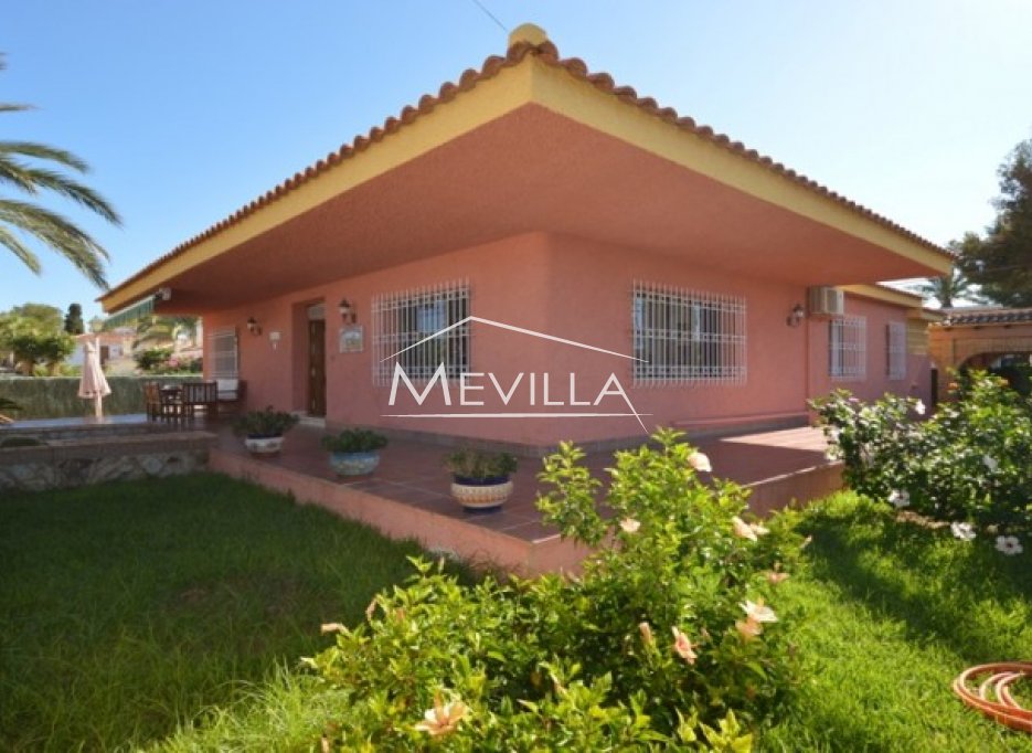 La villa con jardín.