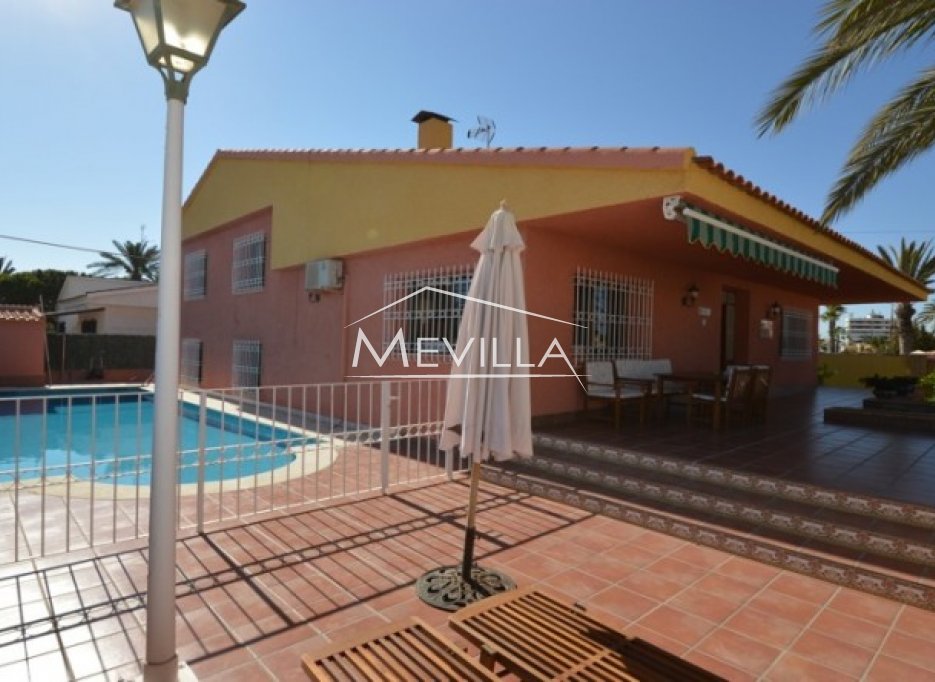 La villa con piscina.