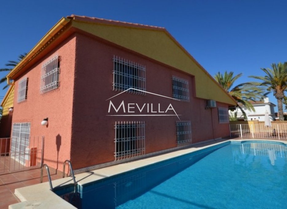 La villa con piscina.