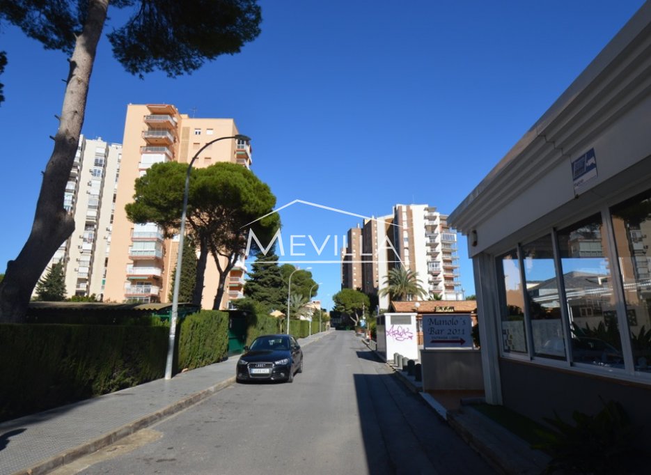 LEILIGHET TIL SALGS MED UTSIKT OVER HAVET I CAMPOAMOR STRAND