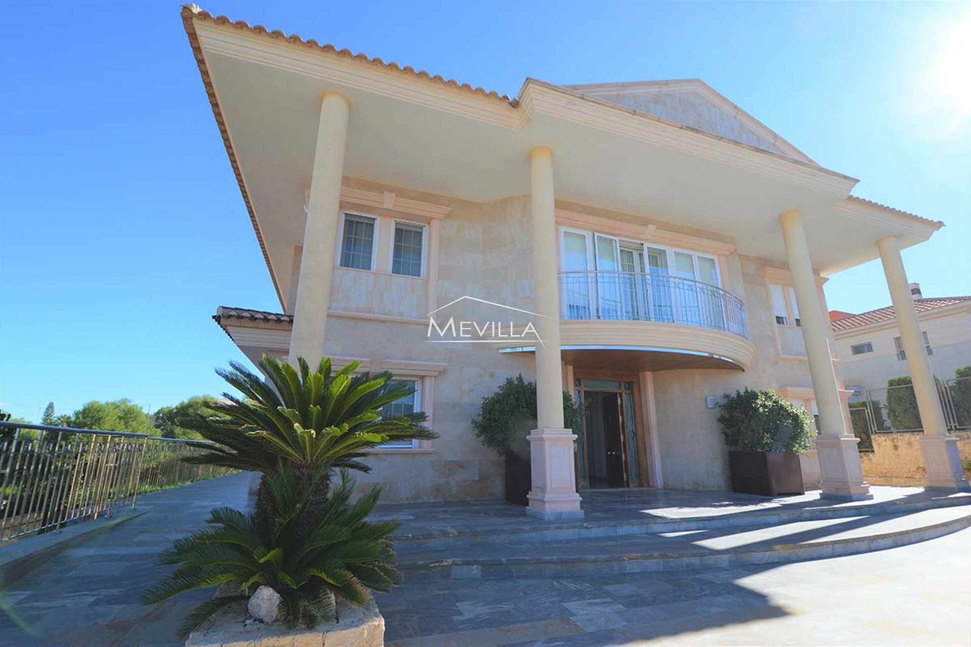 Reventas - Chalet / Villa - San Miguel de Salinas