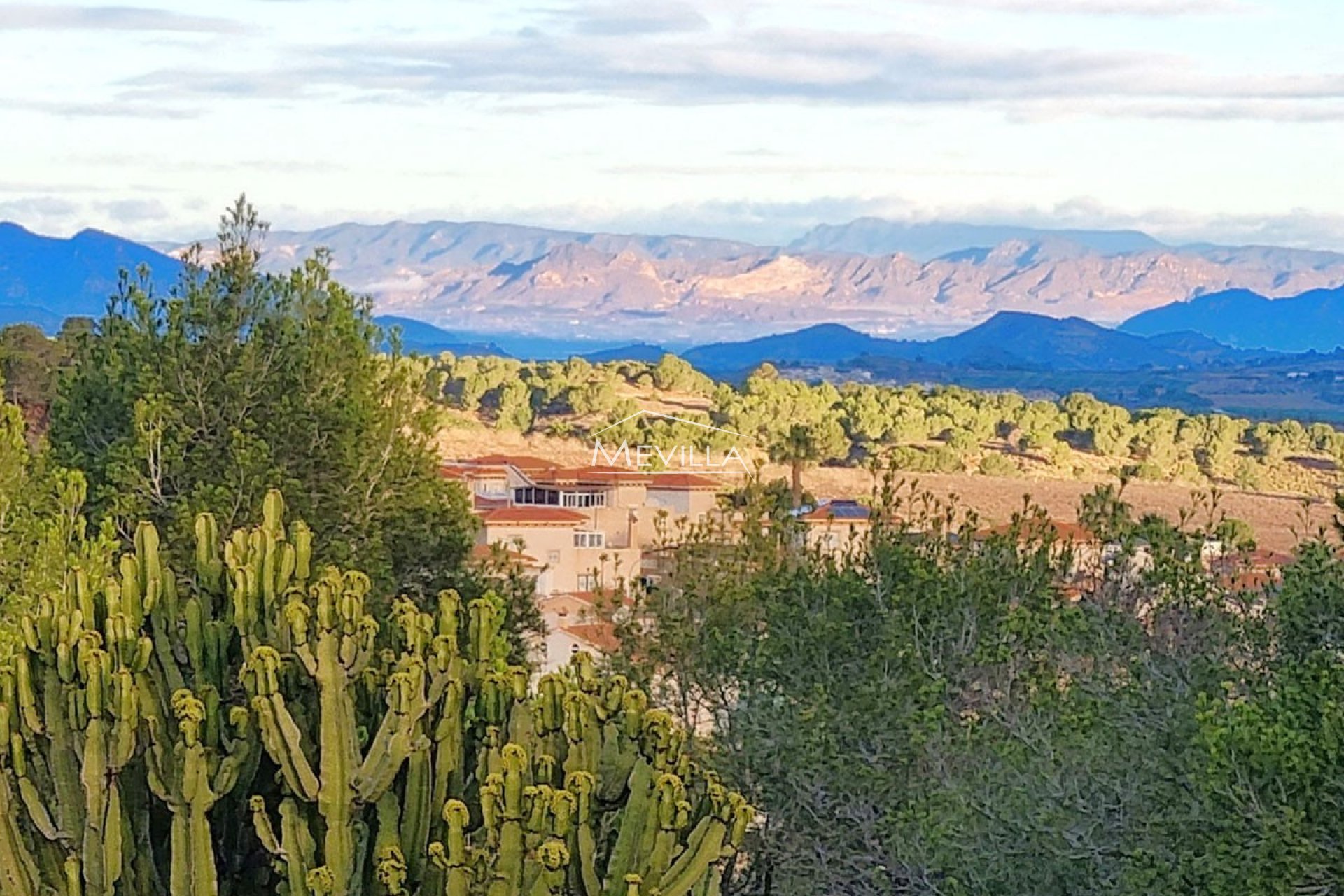 Reventas - Chalet / Villa - San Miguel de Salinas