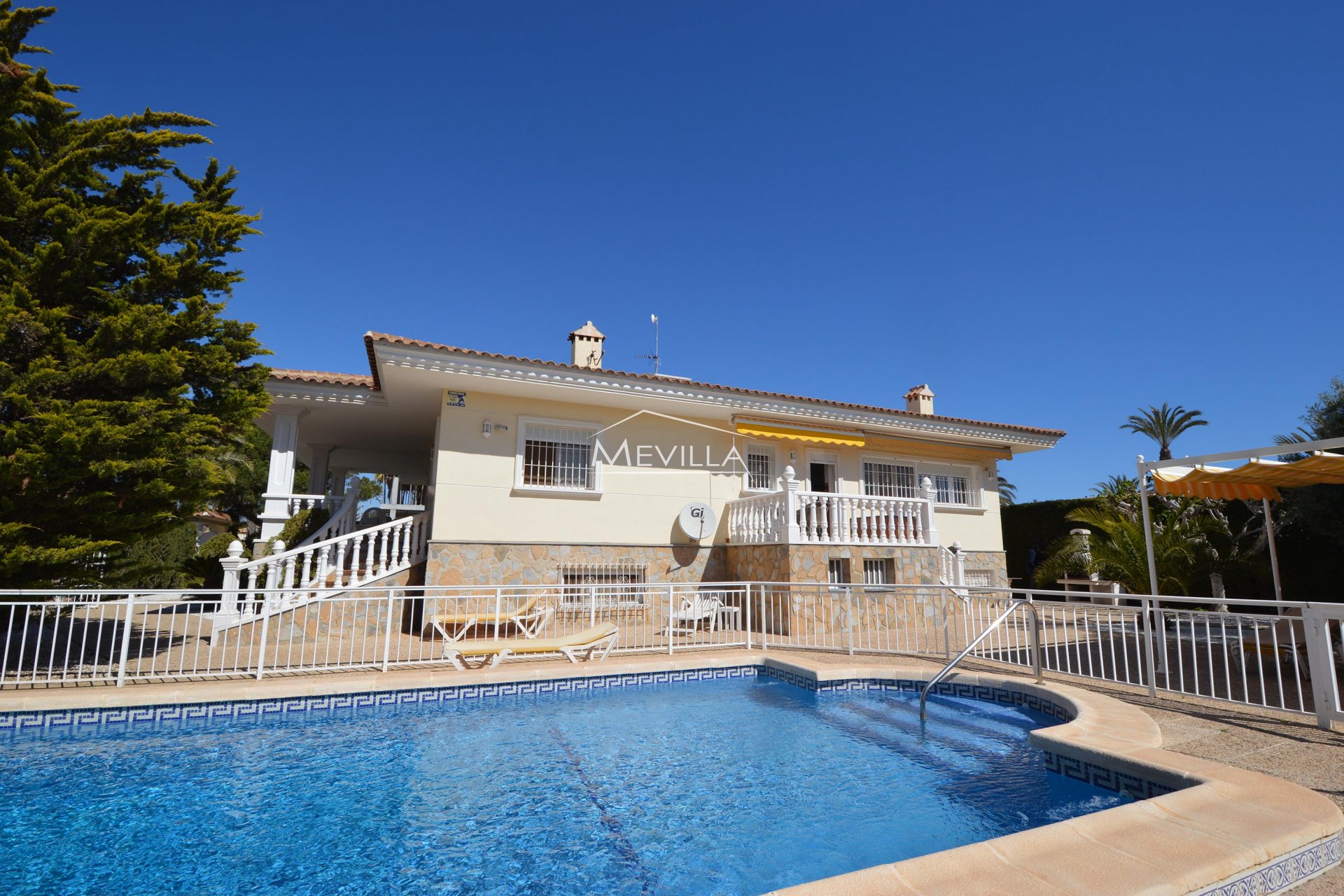VILLA A FEW METERS FROM THE SEA IN CABO ROIG FOR SALE