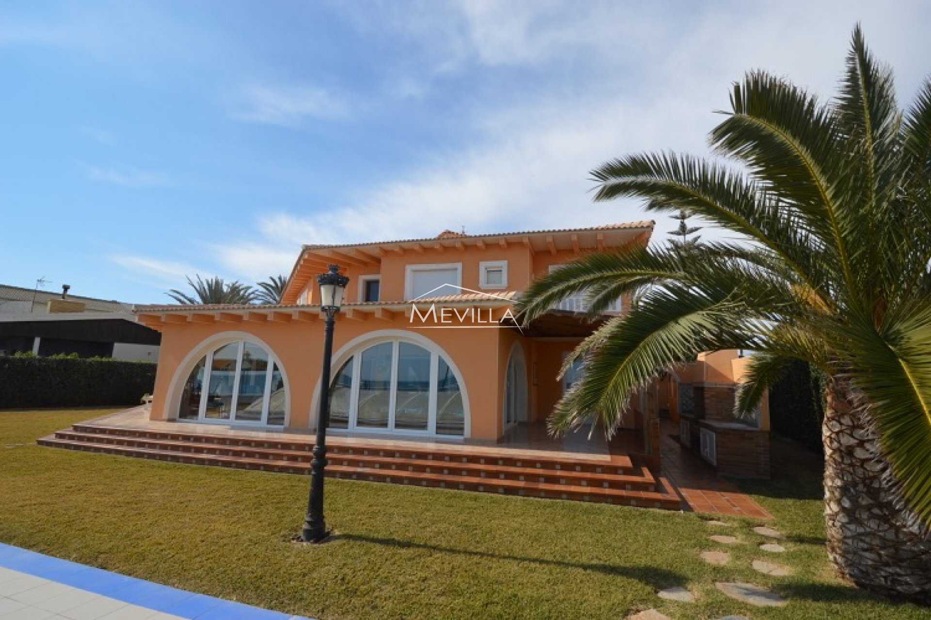 Villa en primera línea en Cabo Roig