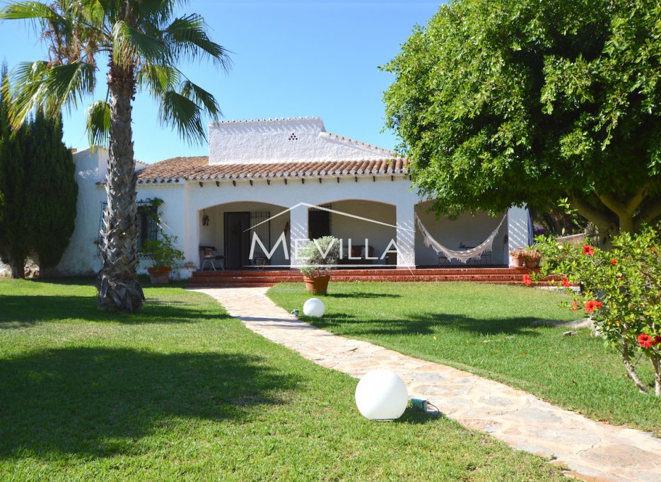 Villa independiente a la venta en Punta Prima, Orihuela Costa.