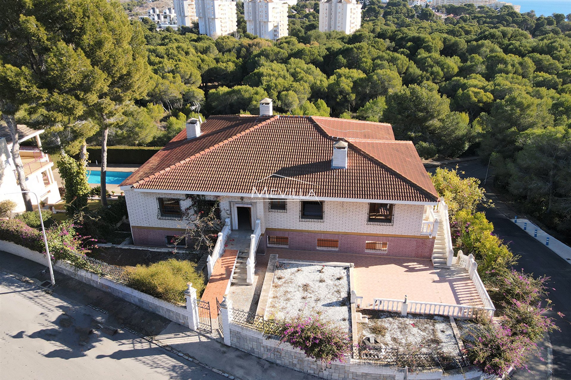 Villa independiente con hermosas vistas a la venta en Campoamor, Costa Blanca.