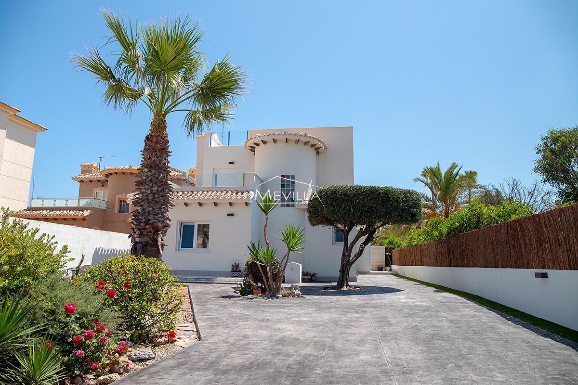 Villaen på den andre linjen av stranden i Playa Flamenca.