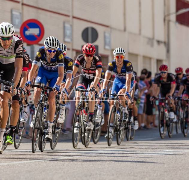 Reserva nuestras propiedades en Torrevieja para disfrutar de eventos como la vuelta ciclista en Torrevieja