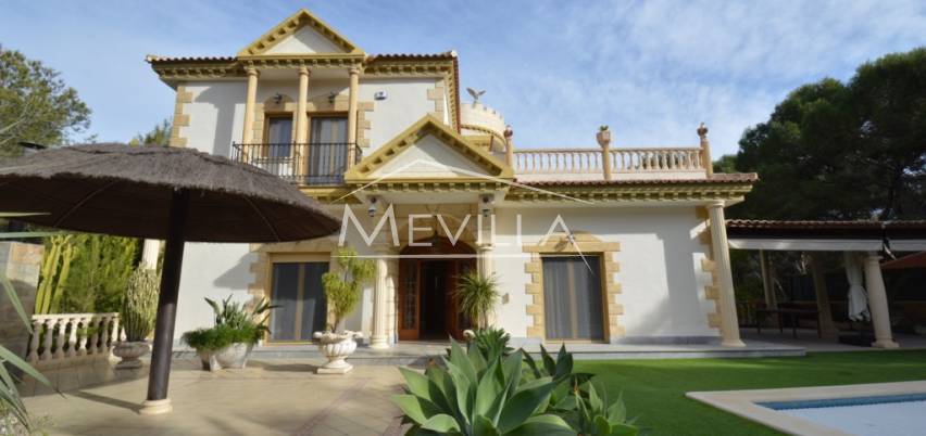 Eksepsjonell Villa til salgs i Campoamor, Orihuela Costa