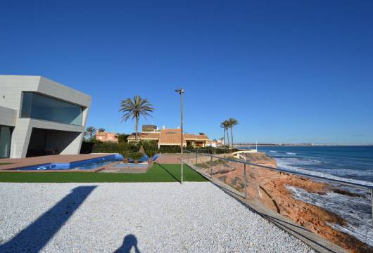 To enjoy the Costa Blanca, we have exclusive villas in Cabo Roig, Orihuela Costa 