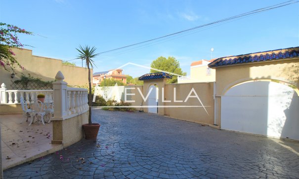 Salg (Resales) - Villa - Orihuela Costa - Villamartin